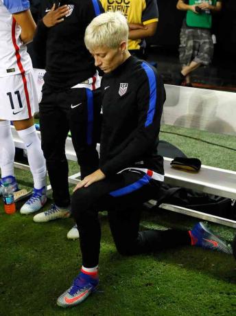 Fotografi av kvinnens fotballstjerne Megan Rapinoe som knelte under nasjonalsangen