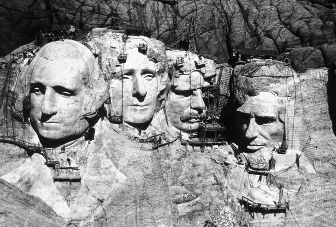 Mount Rushmore under bygging.