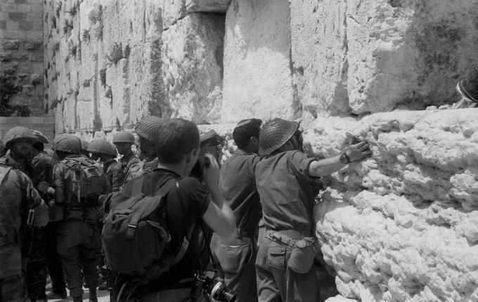 Israelske soldater ved Vestmuren i Jerusalem