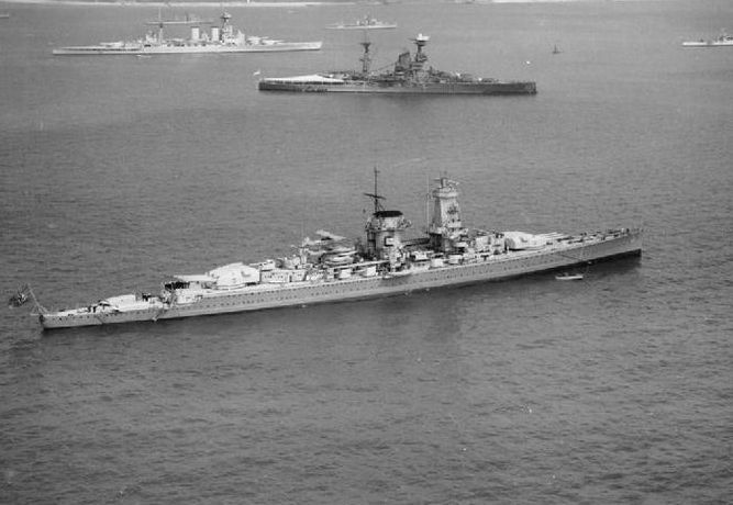Lommeslagskip Admiral Graf Spee i anker med britiske krigsskip i bakgrunnen.