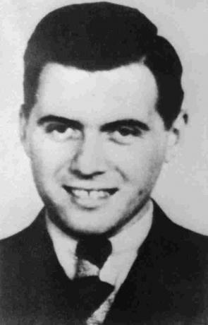 Svart / hvitt fotografi av Joseph Mengele.