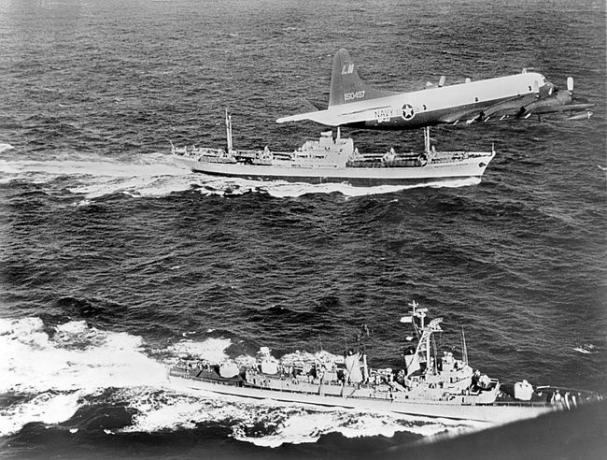 Den sovjetiske fraktebåten Anosov, bak, blir eskortert av et marinefly og ødeleggeren USS Barry, mens den forlater Cuba under Cubakrisen i 1962.