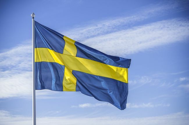 Svensk nasjonsflagg i sollys