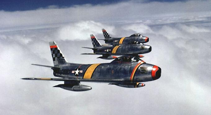 Tre F-86 saber-jagerfly som flyr i formasjon.