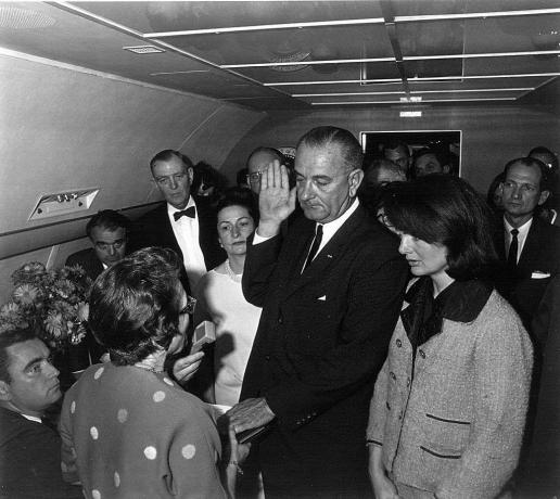 Lyndon B. Johnson blir sverget inn på Air Force One