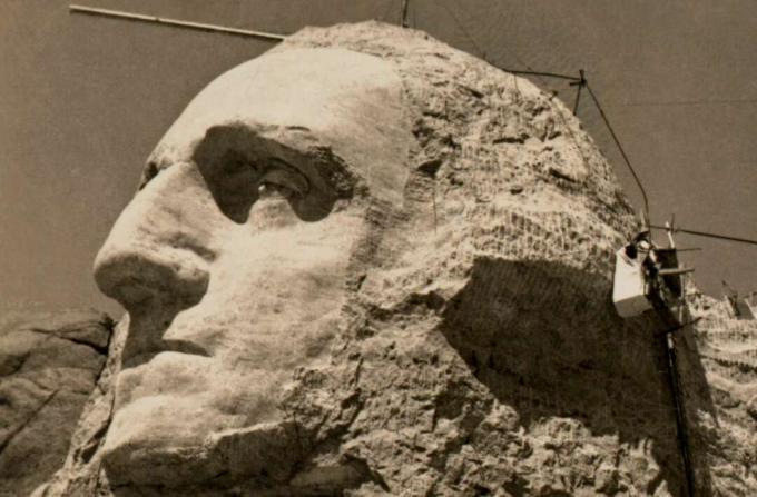 Washingtons ansikt under bygging på Mt. Rushmore