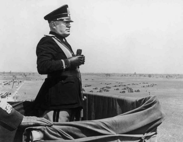 Den italienske diktatoren Benito Mussolini (1883 - 1945) undersøker den nye Caselle flyplass under et besøk i Torino, 16. mai 1939