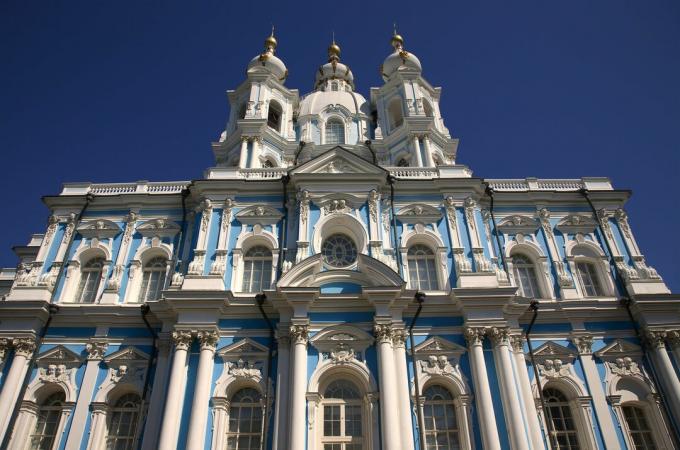 Smolny-katedralen med sine knallblå og hvite farger i St. Petersburg, Russland