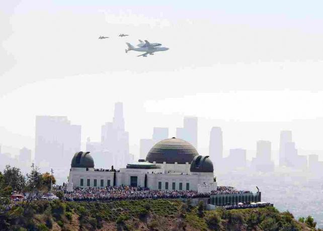 Griffith Observatory og romfergen Endeavour.