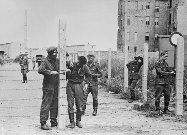 Soldater reiste piggtrådgjerder som forberedelse til Berlinmuren 14. august 1961.