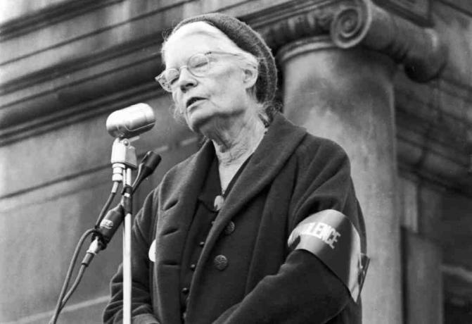 Fotografi av Dorothy Day og et anti-krigs-rally.