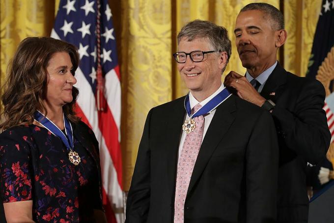 U.S. President Barack Obama (R) tildeler presidentens medalje for frihet til Microsoft-grunnlegger Bill Gates (C) og hans kone Melinda Gates (L)