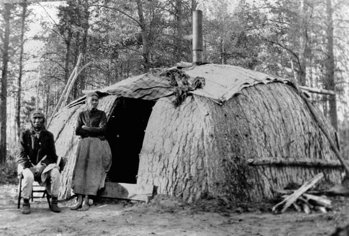 Et Ojibwa-par foran sin wickiup.