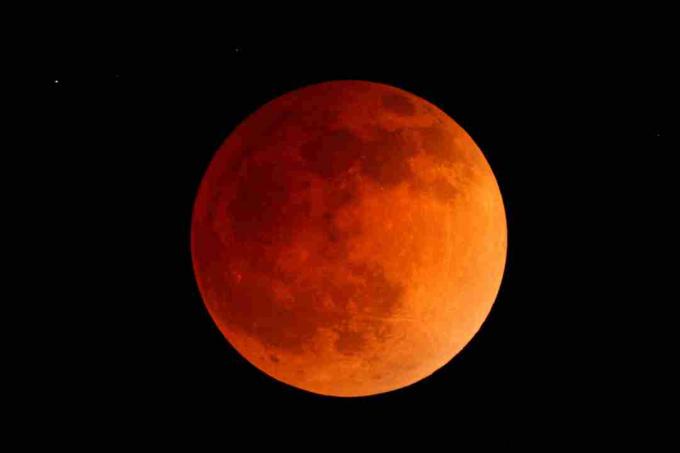 En blodmåne er ett navn på den rødlige månen sett under en total måneformørkelse.