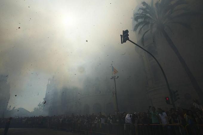 Røyk fyller himmelen over Plaza del Ayuntamiento