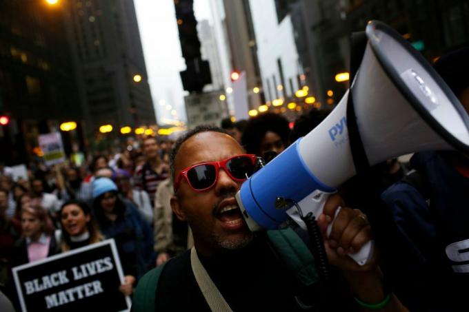 Demonstranter feirer dommen i drapsforsøket på Chicago politibetjent Jason Van Dyke 5. oktober 2018.