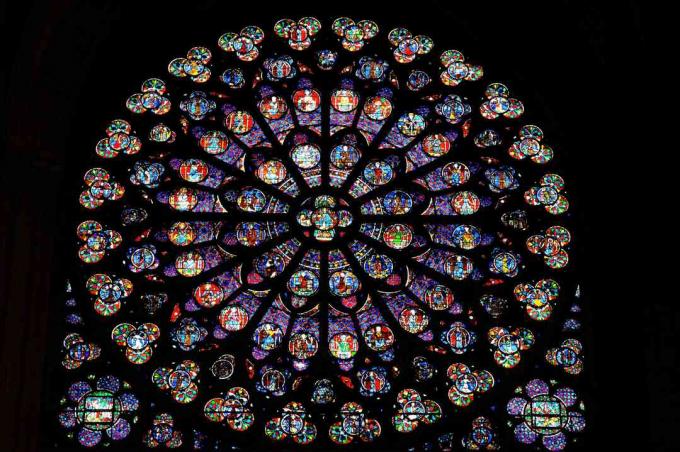 Rose glassvindu i stort glassmaleri på Notre Dame de Paris