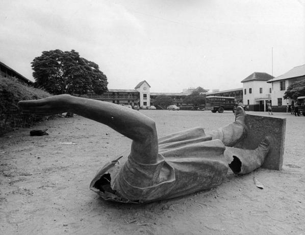 Toppet statue av Nkrumah under kuppet i 1966.