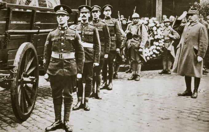 Marshal Foch fransk general hilser den britiske ukjente soldaten rundt 1918