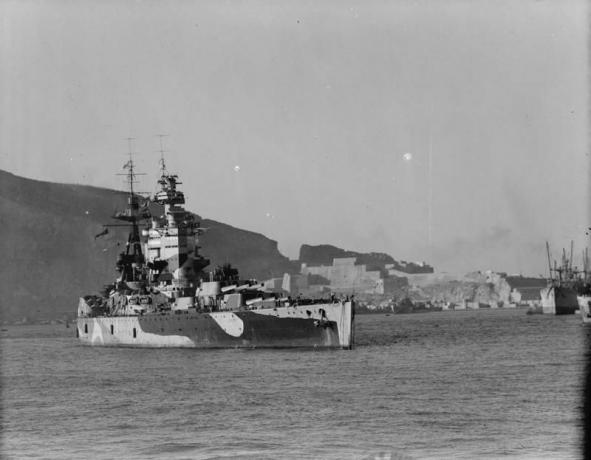 Slagskip HMS Nelson i havn i Mers-el-Kebir, 1942.