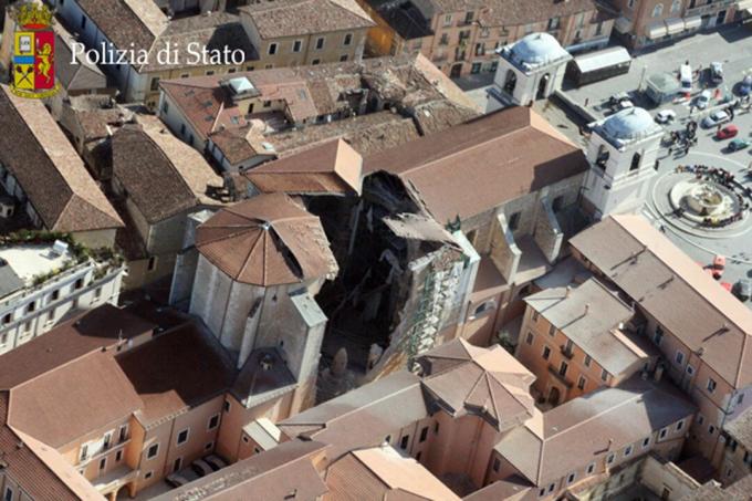 Skade på Duomo-katedralen i San Massimo i L'Aquila, Italia etter 6,3 jordskjelv i 2009