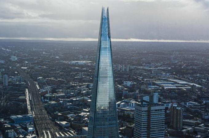 The Shard skyskraper i London, Renzo Piano, skarp, krystallpyramide, vinklet glassfadade, 2012