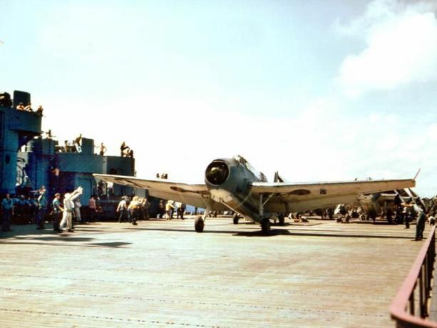 Fargebilde av TBF Avenger på flydekket til USS Yorktown (CV-10).