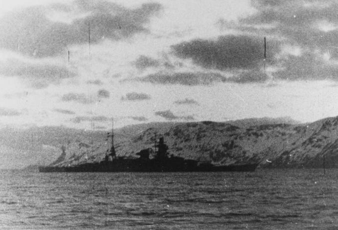 Fra siden av Scharnhorst forankret i en fjord.