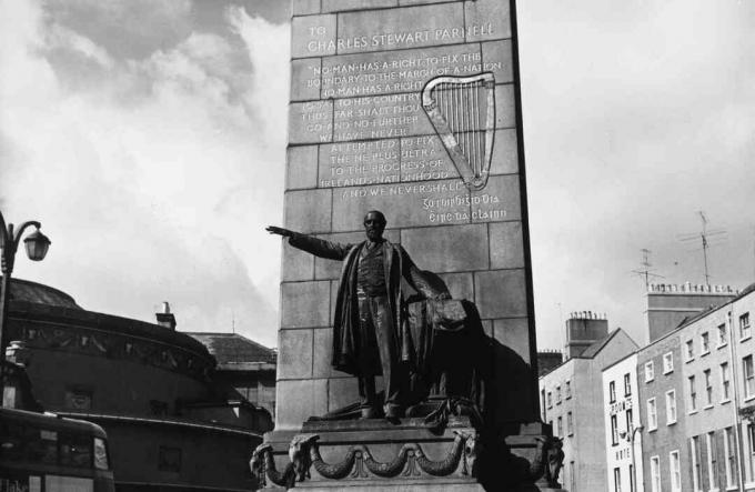 bilde av statuen av Charles Stewart Parnell i Dublin