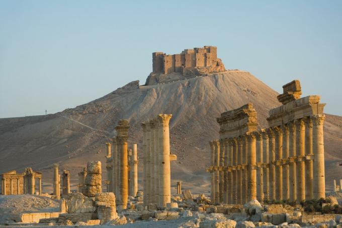 Qala'at ibn Maan overser den store kolonnaden i Palmyra, Syria