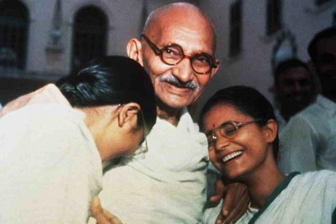 Mahatma Gandhi med barnebarna