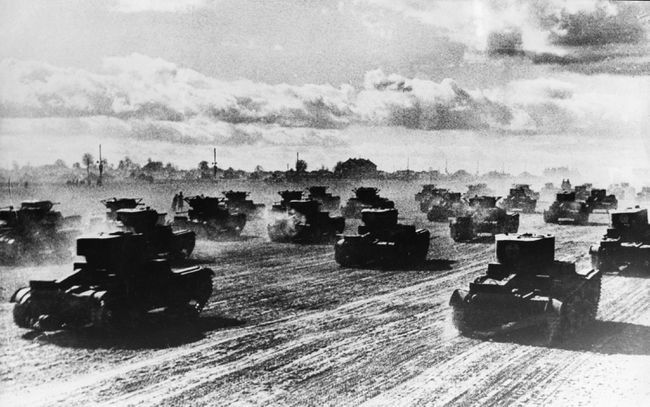 Russiske stridsvogner suser til fronten, juni 1941.