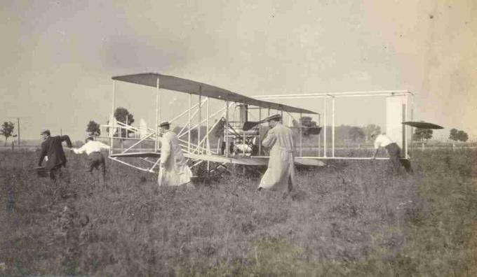 Studenter som flytter Wright B-flyer på Huffman Prairie Flying Field