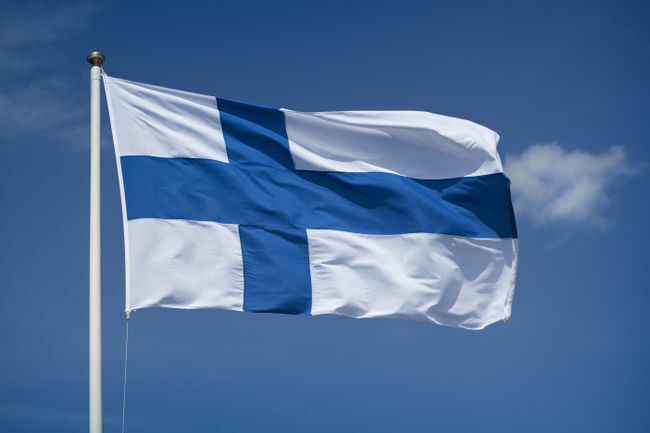 Heist finsk flagg med blå himmelbakgrunn