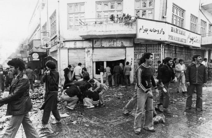 4. november 1978 Folk samles rundt et havari, mens andre plyndrer en butikk etter et opprør i Teheran