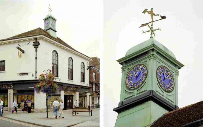 cupola med klokke og weathervane på britisk bygning