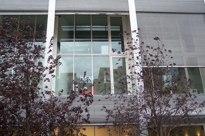 nærbilde av tre 2-etasjers boenheter med uttrekkbare frontvegger i glass og metall