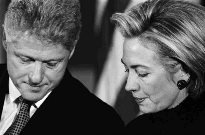 Bill og Hillary Clinton i starten av Clinton Impeachment-rettsaken