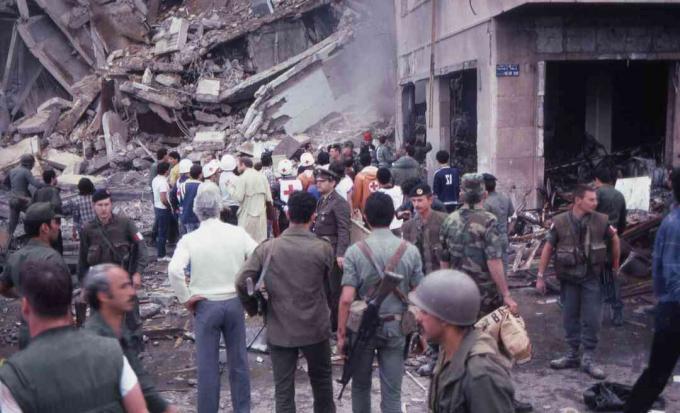 En mengde soldater og hjelpegivere står midt under ødeleggelsen og skadene på stedet for selvmordsbombingen av den amerikanske ambassaden, Beirut, Libanon, 18. april 1983.