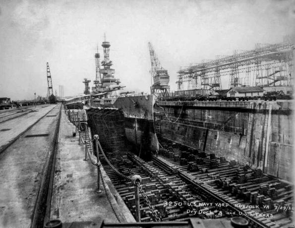 Battleship USS Texas (BB-35) i tørrdokk, 1926.