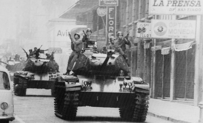 Soldater kjører på stridsvogner i gatene i Santiago, Chile, da hærens general Augusto Pinochet er sverget inn som president.