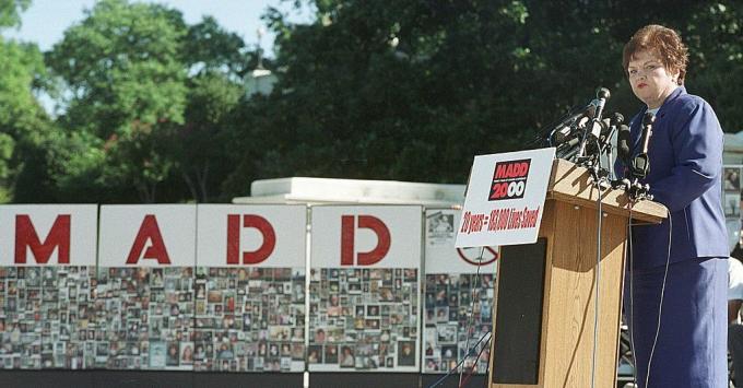 Mothers Against Drunk Driving (MADD) nasjonalpresident Millie Webb taler under et 20 -årsjubileumssamling utenfor U.S. Capitol, 6. september 2000 i Washington.