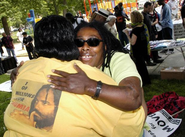 Ramona Africa (R), den eneste overlevende fra MOVE-tragedien fra 1985, klemmer Denise Garner (L) under en minnemarkering i 2005