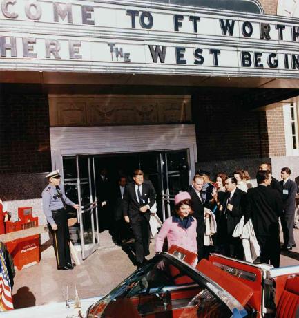President John F. Kennedy og First Lady Jacqueline Kennedy kommer ut fra et teater i Fort Worth, Texas
