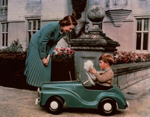 28. september 1952: Prinsesse Elizabeth så sønnen prins Charles leke i lekebilen sin mens han var på Balmoral.