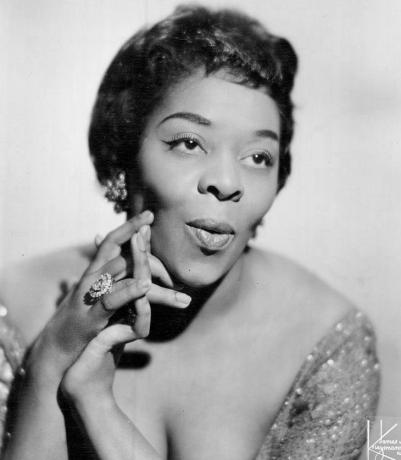 Dinah Washington hodeskudd, svart-hvitt foto.