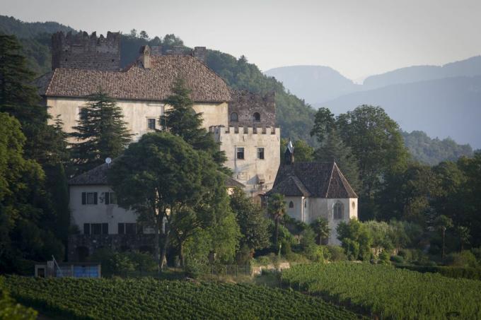 befestet hus med crenellation i åsene i Italia