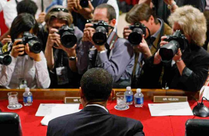 Fotografi av fotografer omringet senator Barack Obama ved høringen av senatet.