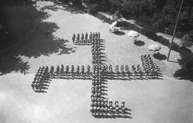 Italienske jenters sommerleir som utgjør en nazi-svastika, 8. august 1942, Genova, Italia.