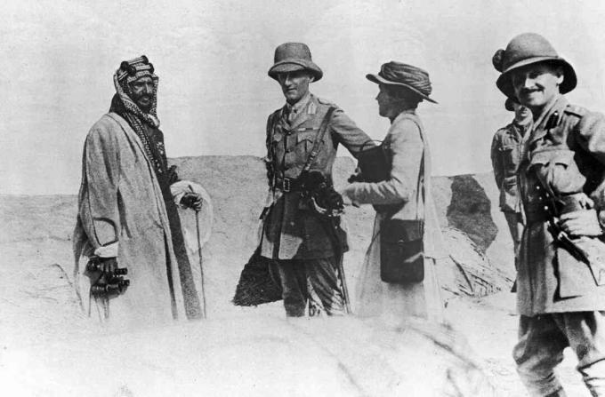 Kongen av Saudi-Arabia, Ibn Saud, møter den britiske diplomaten Sir Percy Cox og den politiske rådgiveren Gertrude Bell i Basra, Mesopotamia